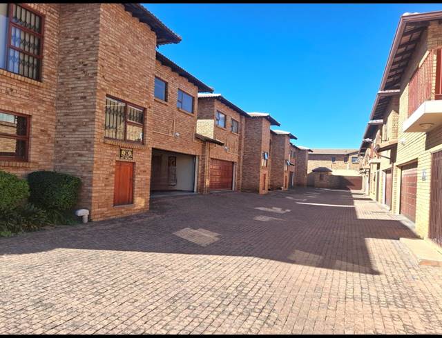3 BEDROOM SECTIONAL TITLE FOR SALE IN GREENHILLS